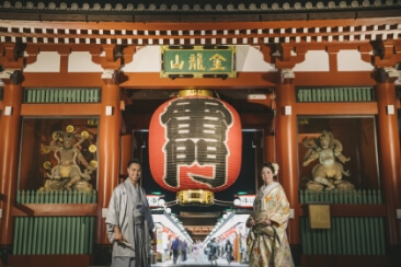 雷門の最高のロケーションの前で撮影している和装を着た夫婦