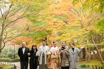 紅葉シーズンに前撮りしている笑顔いっぱいの家族