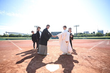 野球場で両家並んで握手