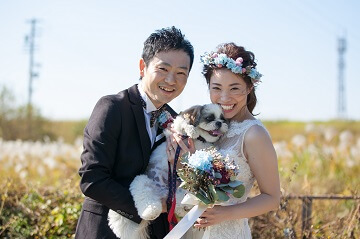 花冠をした新婦さんと新郎と愛犬で撮った結婚写真