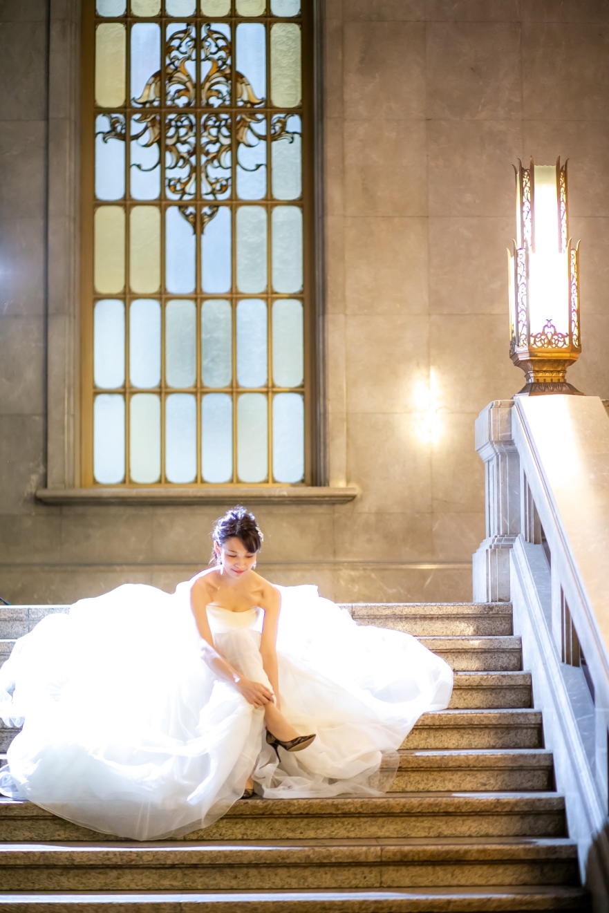 東京国立博物館の大階段に座っている花嫁の写真