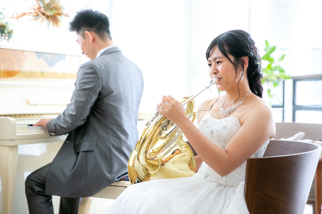 大切な楽器を持って楽しく前撮り 東京表参道の結婚写真専門スタジオウェディングアベニュー