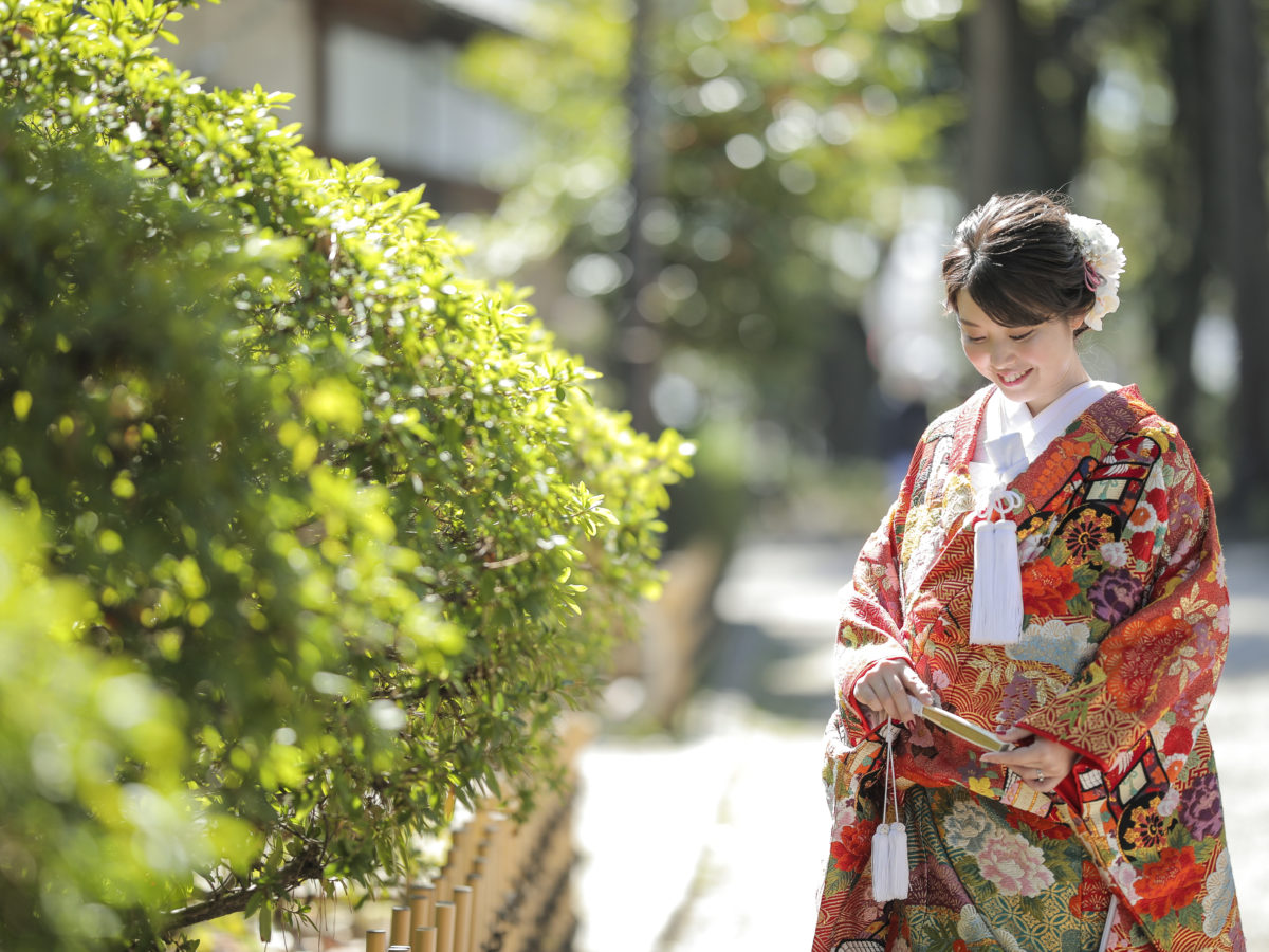 鮮やかな色打掛と上品な白無垢どちらがお好みですか 東京表参道の結婚写真専門スタジオウェディングアベニュー