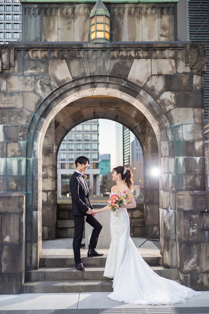 和田倉門の前で撮った大人スタイルの結婚写真