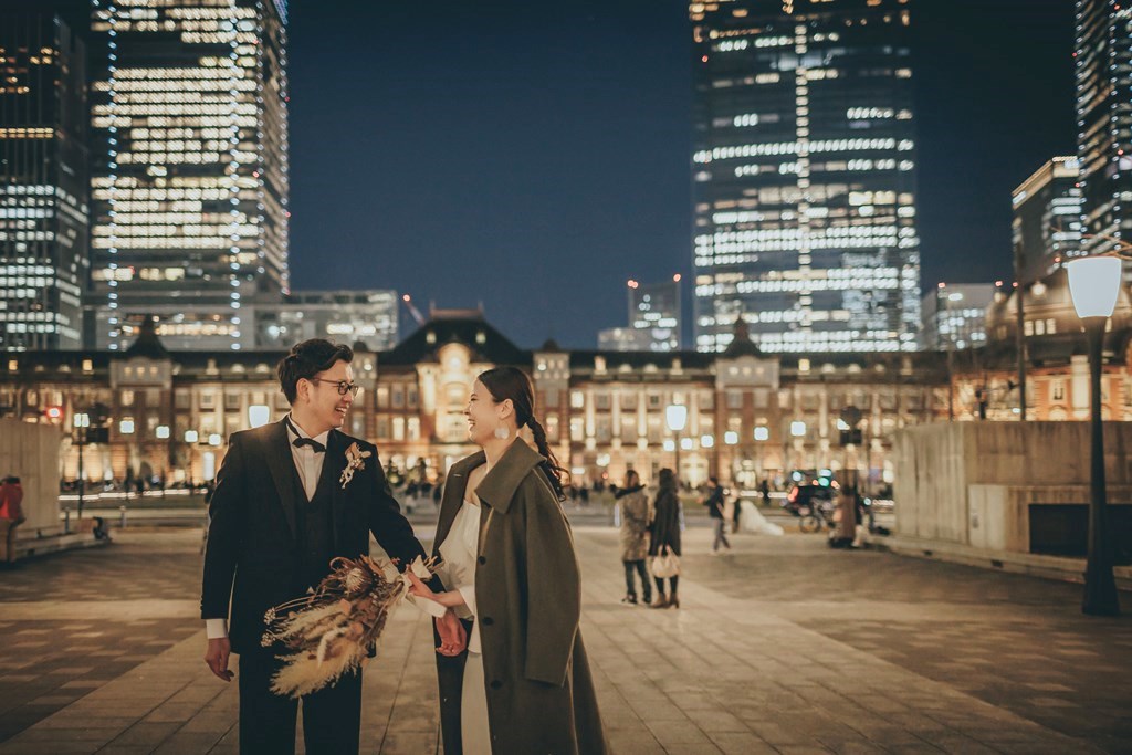 東京駅でフォトウェディングを楽しむ夫婦の写真