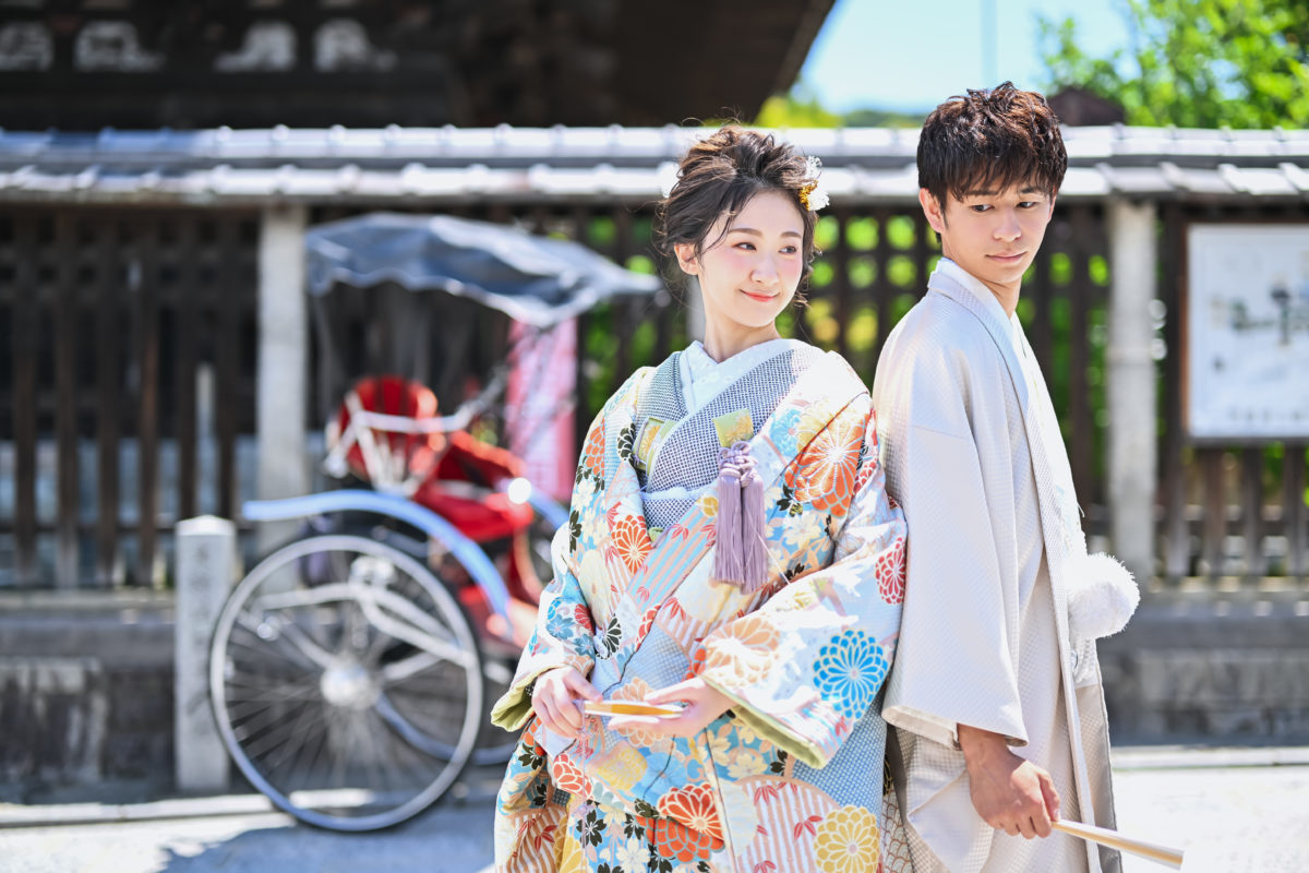 金剛寺のカラフルな絵馬と夫婦、結婚写真として人気の一枚