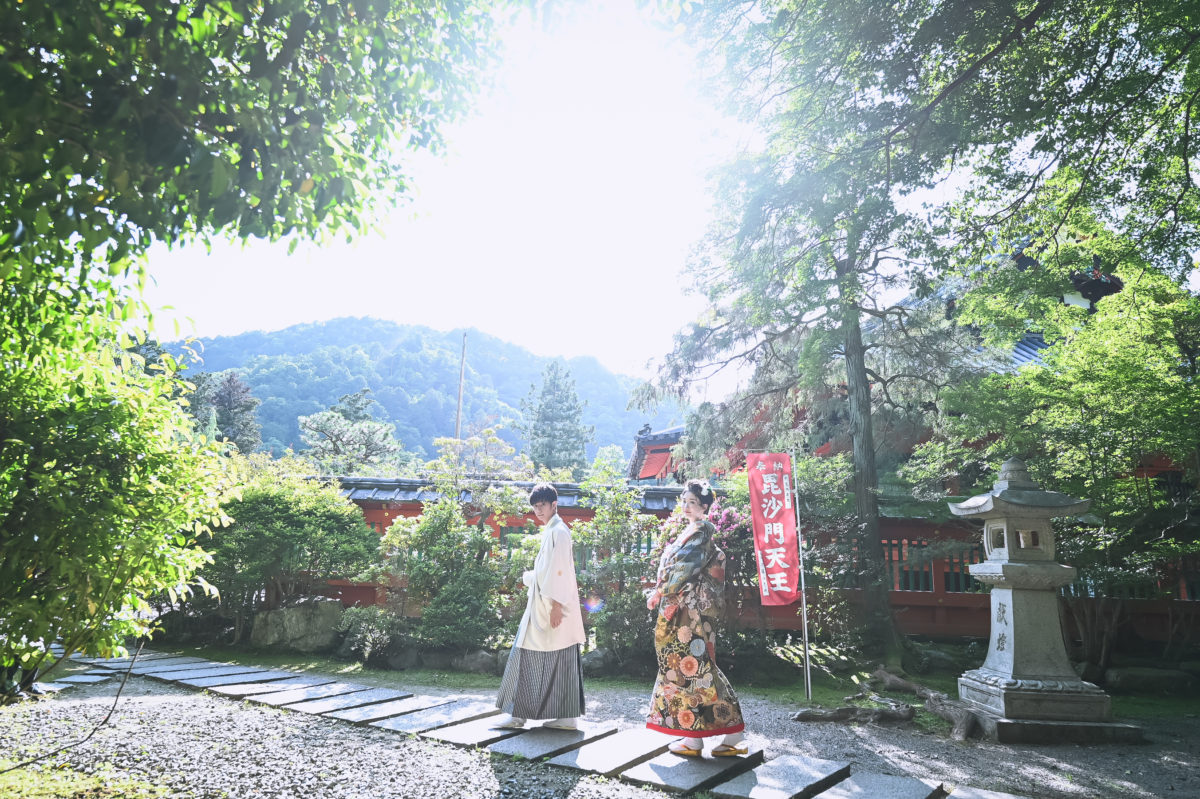 毘沙門堂の参道に降り注ぐ光と和装を着た夫婦