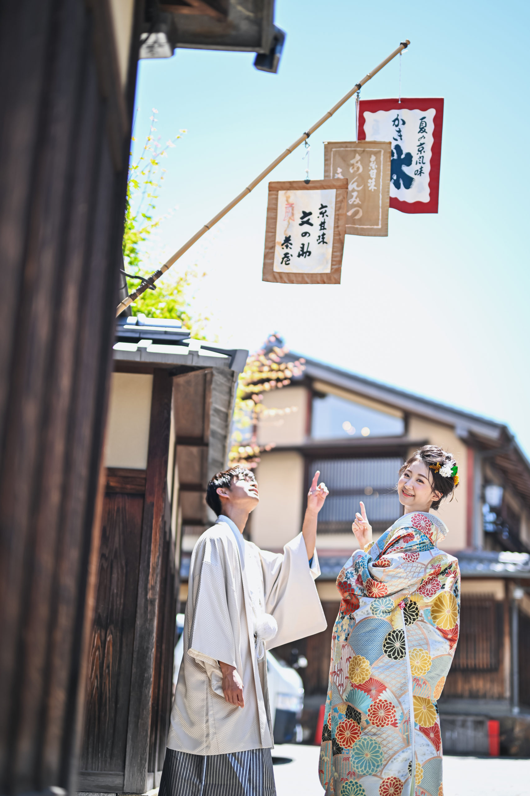 京都のお茶屋の前で笑顔の夫婦