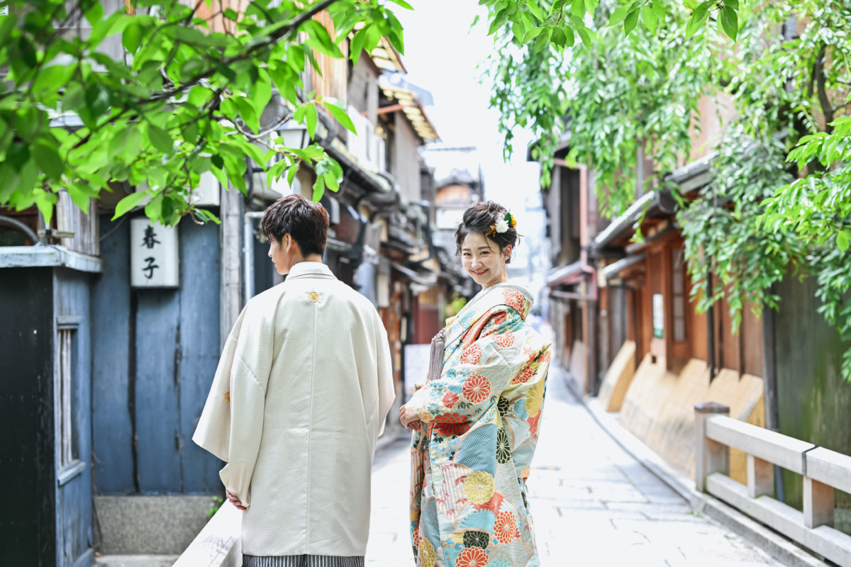 京都の名所をめぐる前撮り撮影のワンシーン