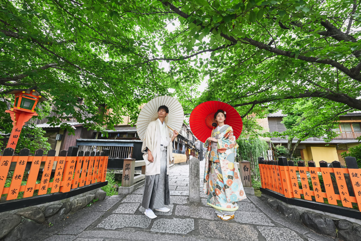 巽橋に並ぶ和装姿の花嫁と花婿｜フォトウェディングの撮影ギャラリー