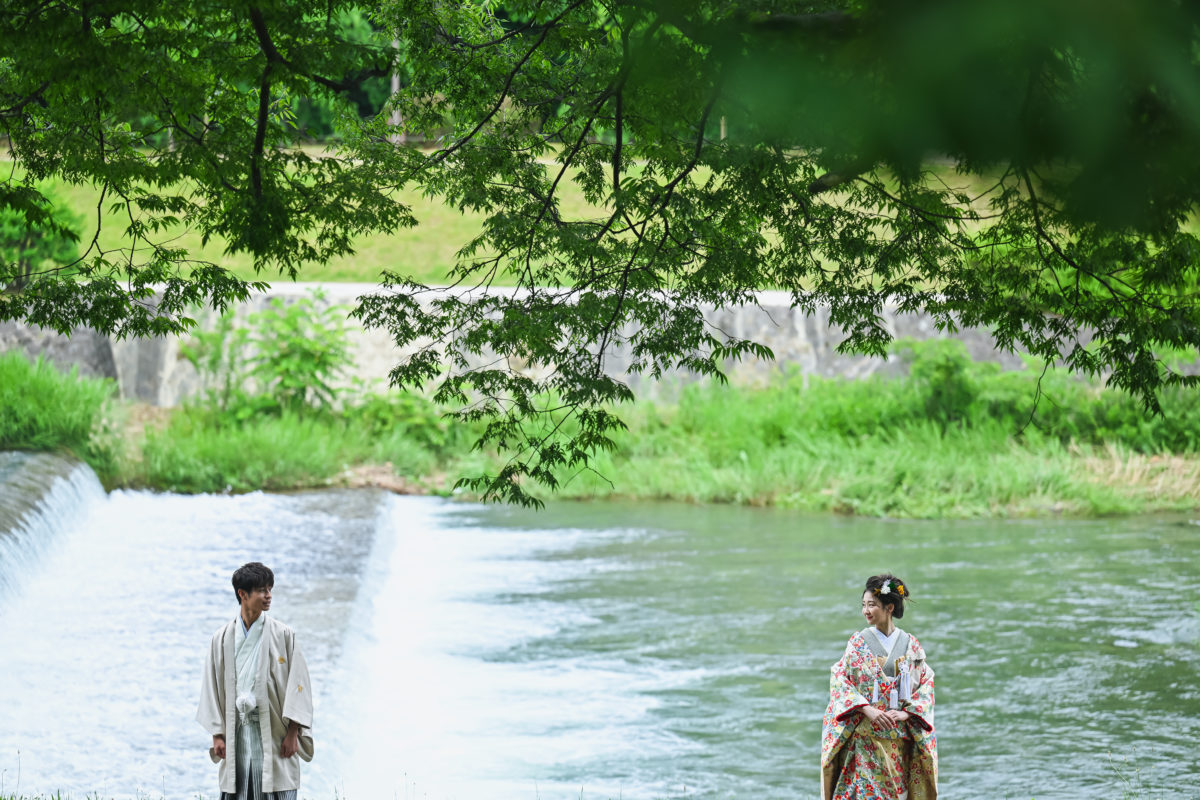 鴨川をバックに撮った結婚写真。ウェディングアベニュー南青山店のフォトウェディング