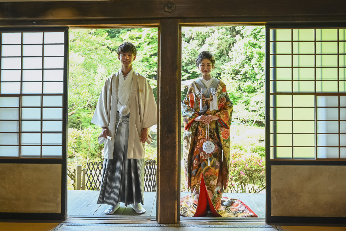 毘沙門堂のお茶室に立っ並ぶ二人｜フォトウェディングの撮影ギャラリー