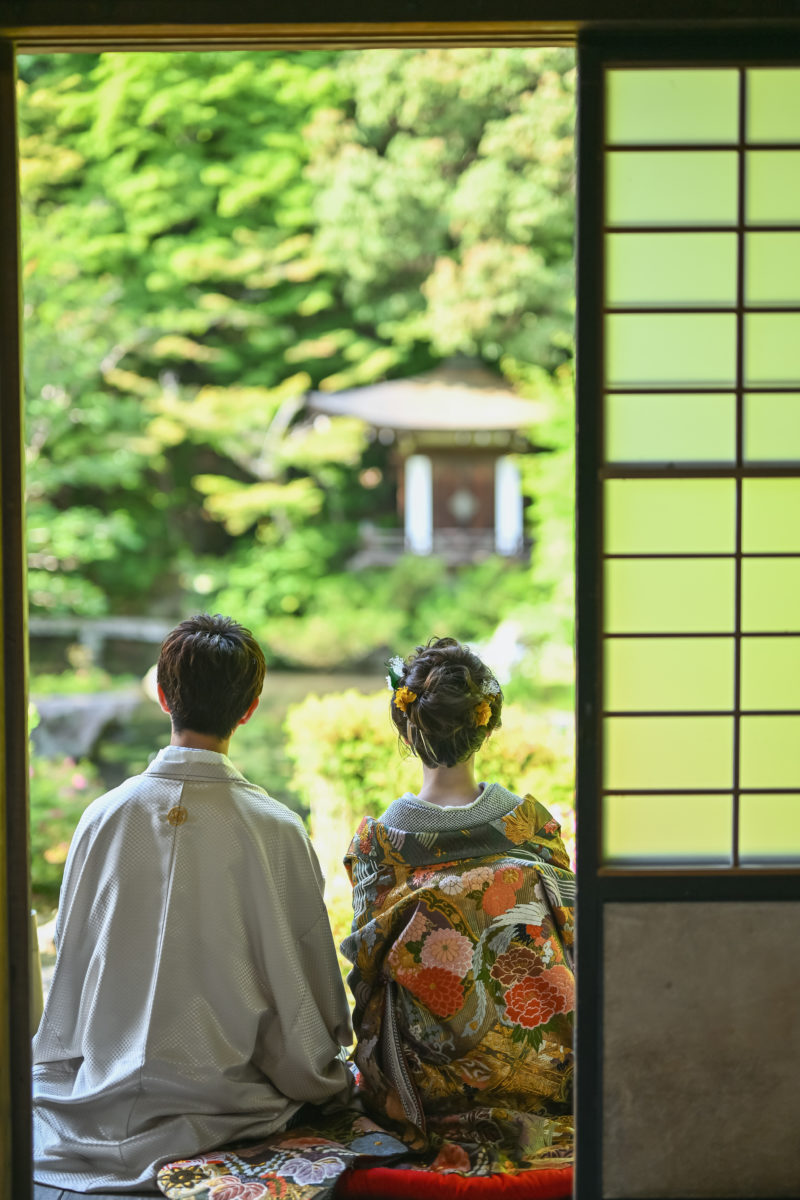 毘沙門堂のお茶室で庭園をバックに撮った写真