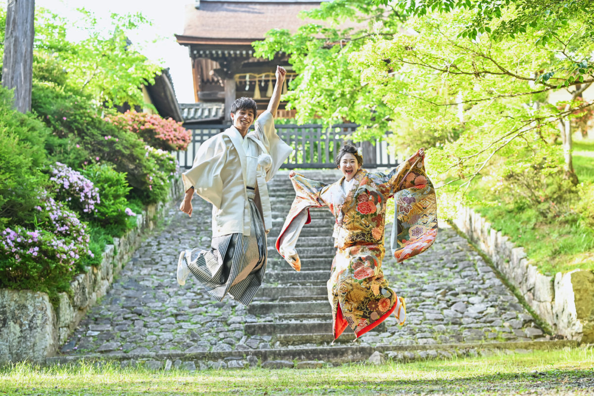 京都の風情ある景色で撮影した結婚写真