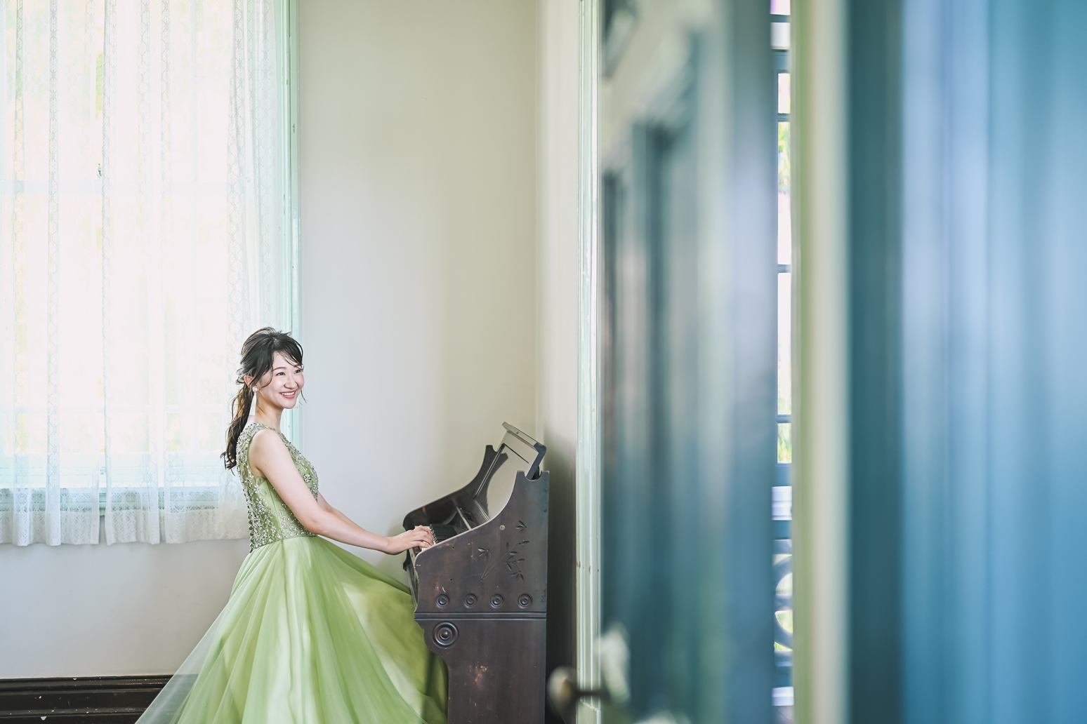 ピアノを弾く花嫁