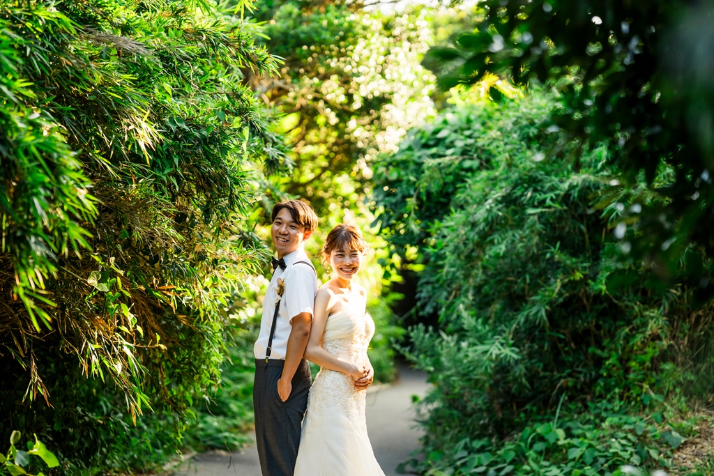 城ケ島の緑のトンネルの前で笑顔の夫婦