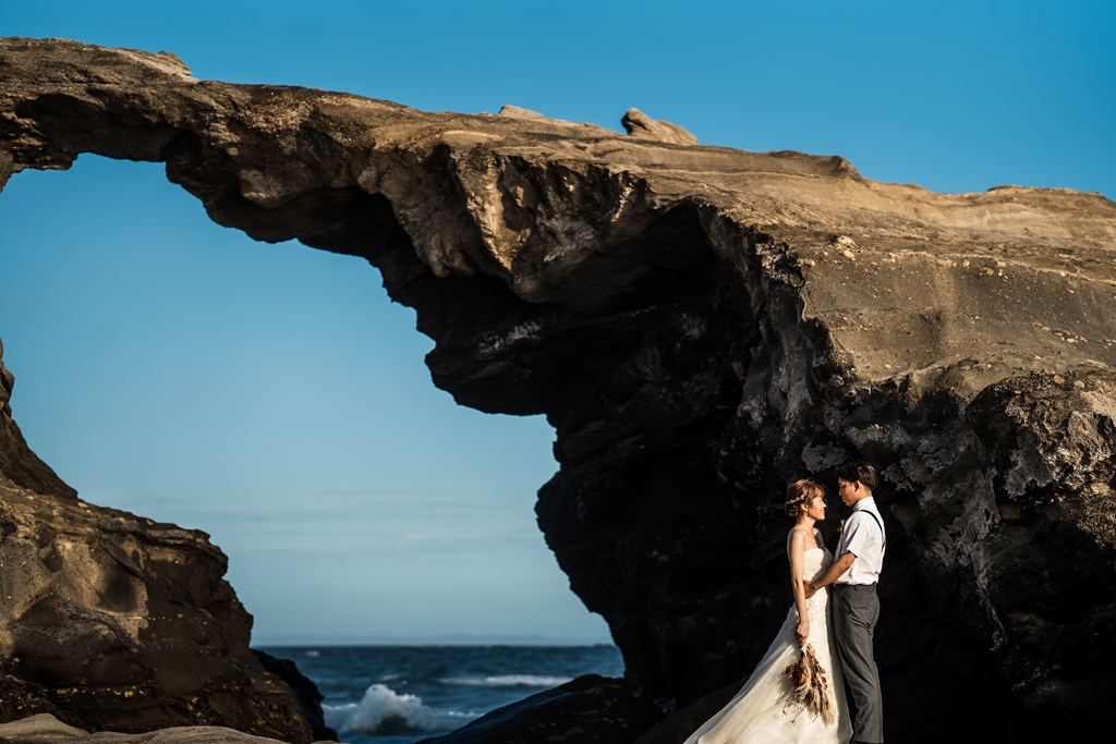 城ケ島の人気スポットでもある大きな岩をバックに撮ったウェディングフォト