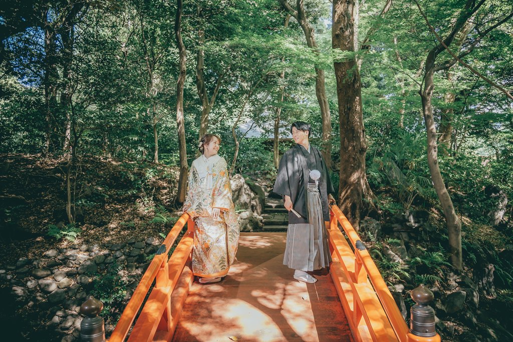 小石川後楽園の人気の赤い橋で撮った結婚写真