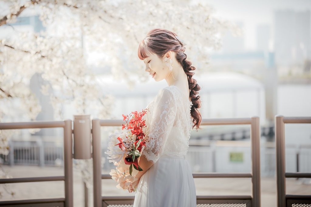 桜とウェディングドレス姿の花嫁