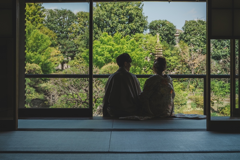 茶室に座っている夫婦の後ろ姿