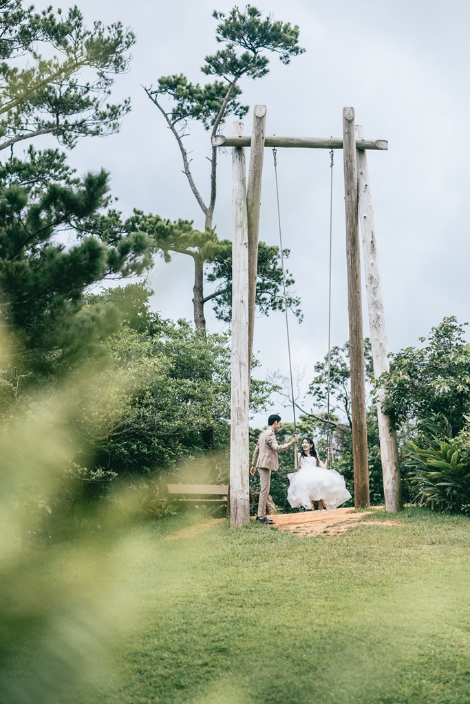 ビオスの丘のブランコに乗って撮った結婚写真