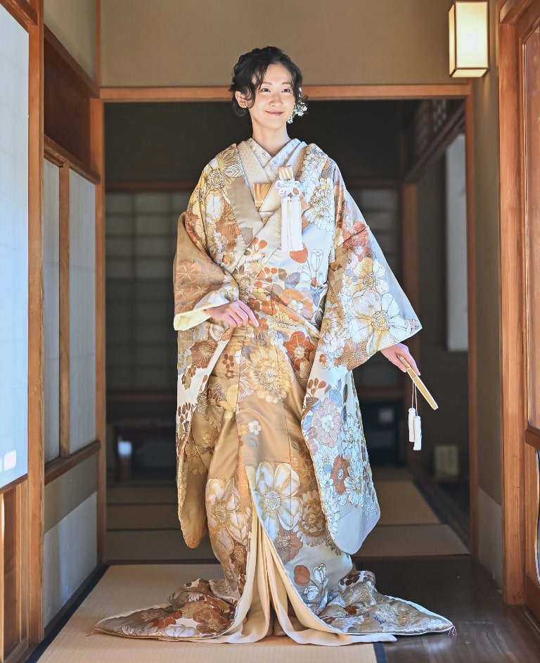 ゴールドのお花が入った色打掛