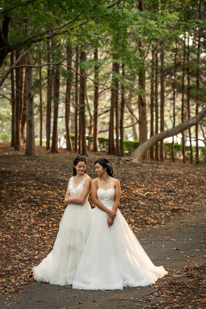 女性同士で撮影した結婚写真