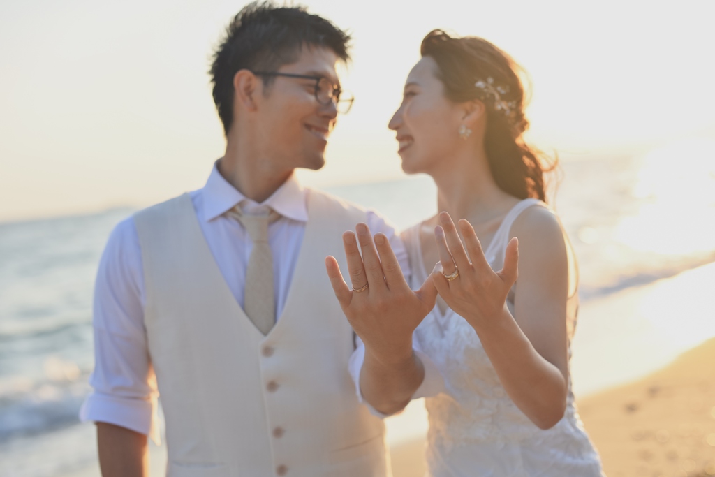 結婚指輪と新郎新婦
