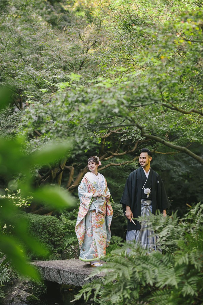 池田山公園の建物を背景にした和装撮影の様子