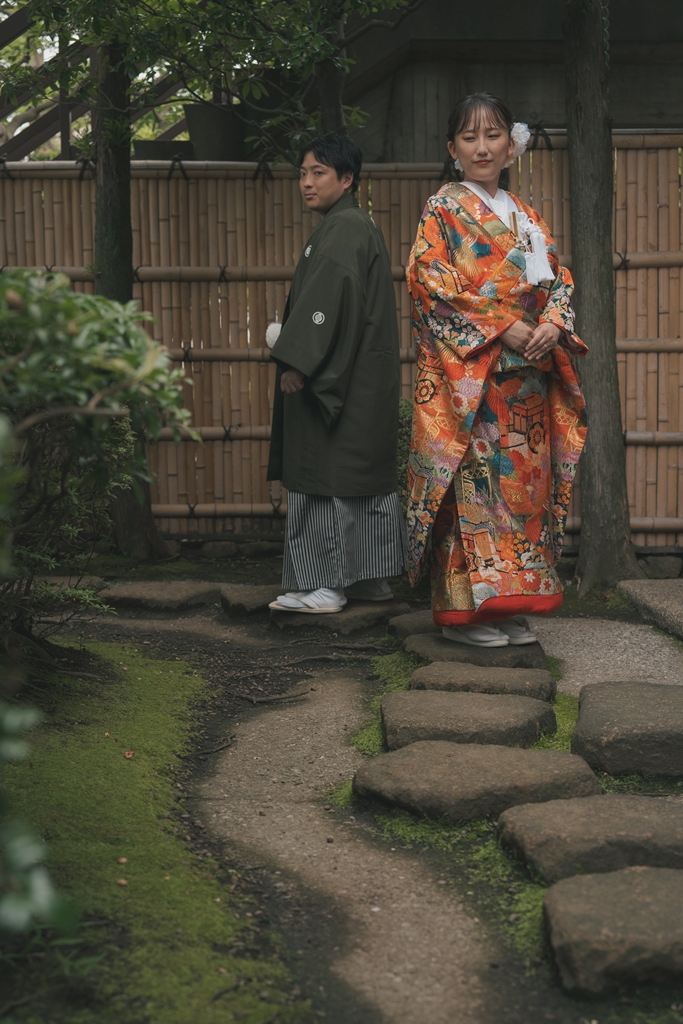 桜花亭・花畑記念公園で和装撮影をする新郎新婦