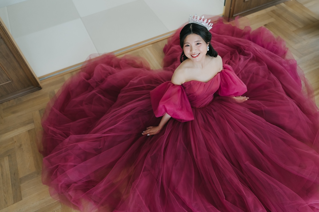 スタジオでレッドカラーのドレスを着て撮影