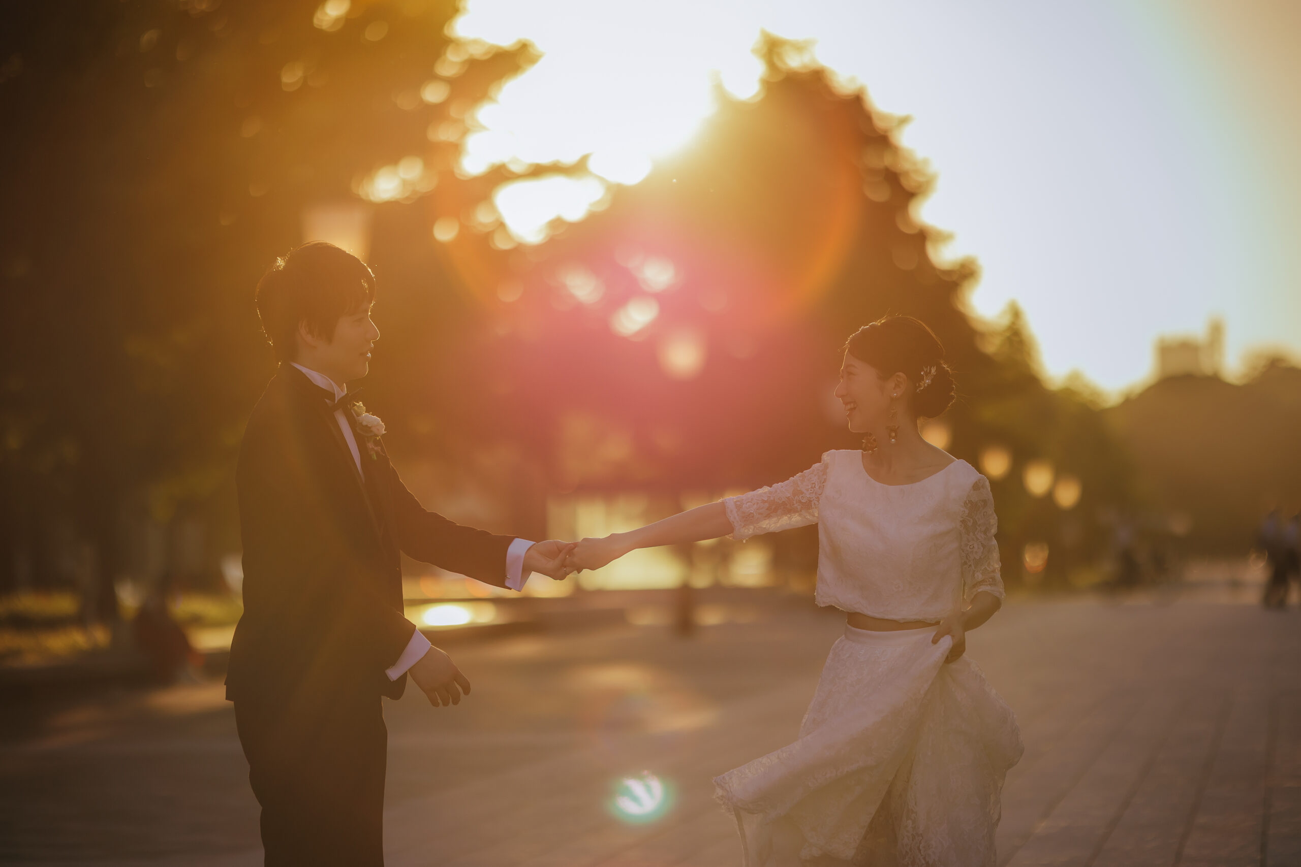 手をつないで自然体ないつもを映した結婚写真