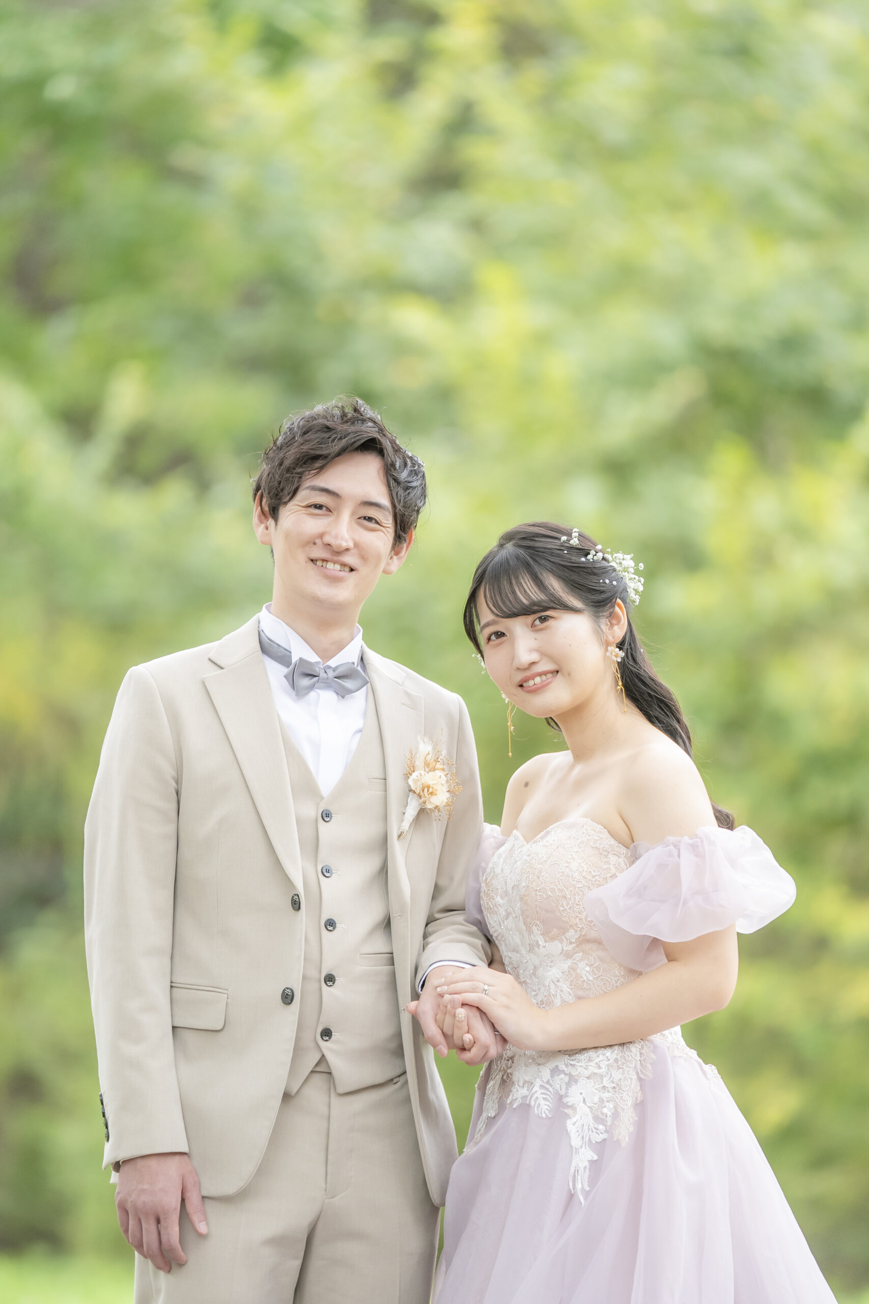 昭和記念公園で洋装撮影をする新郎新婦