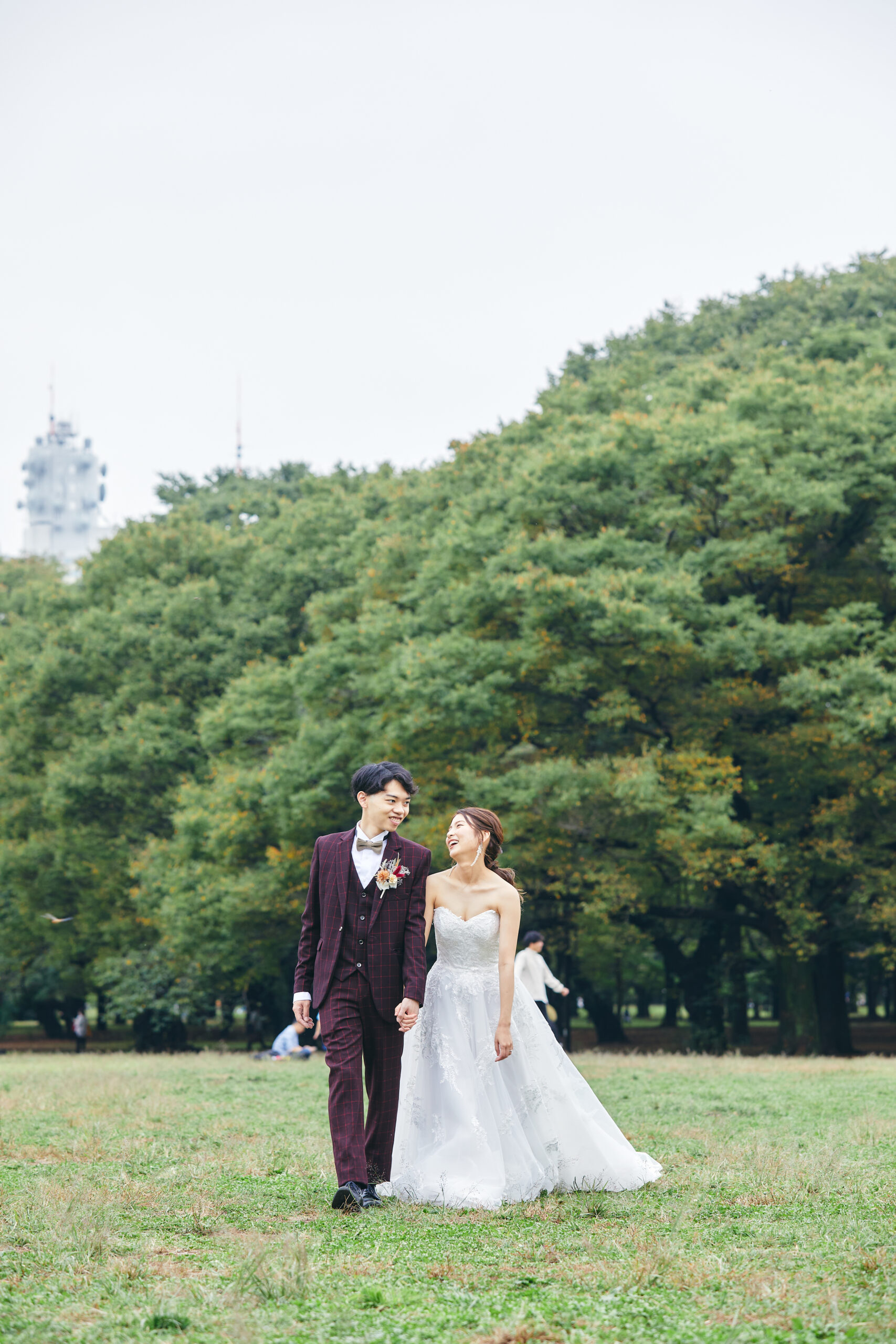 代々木公園で洋装撮影をする新郎新婦