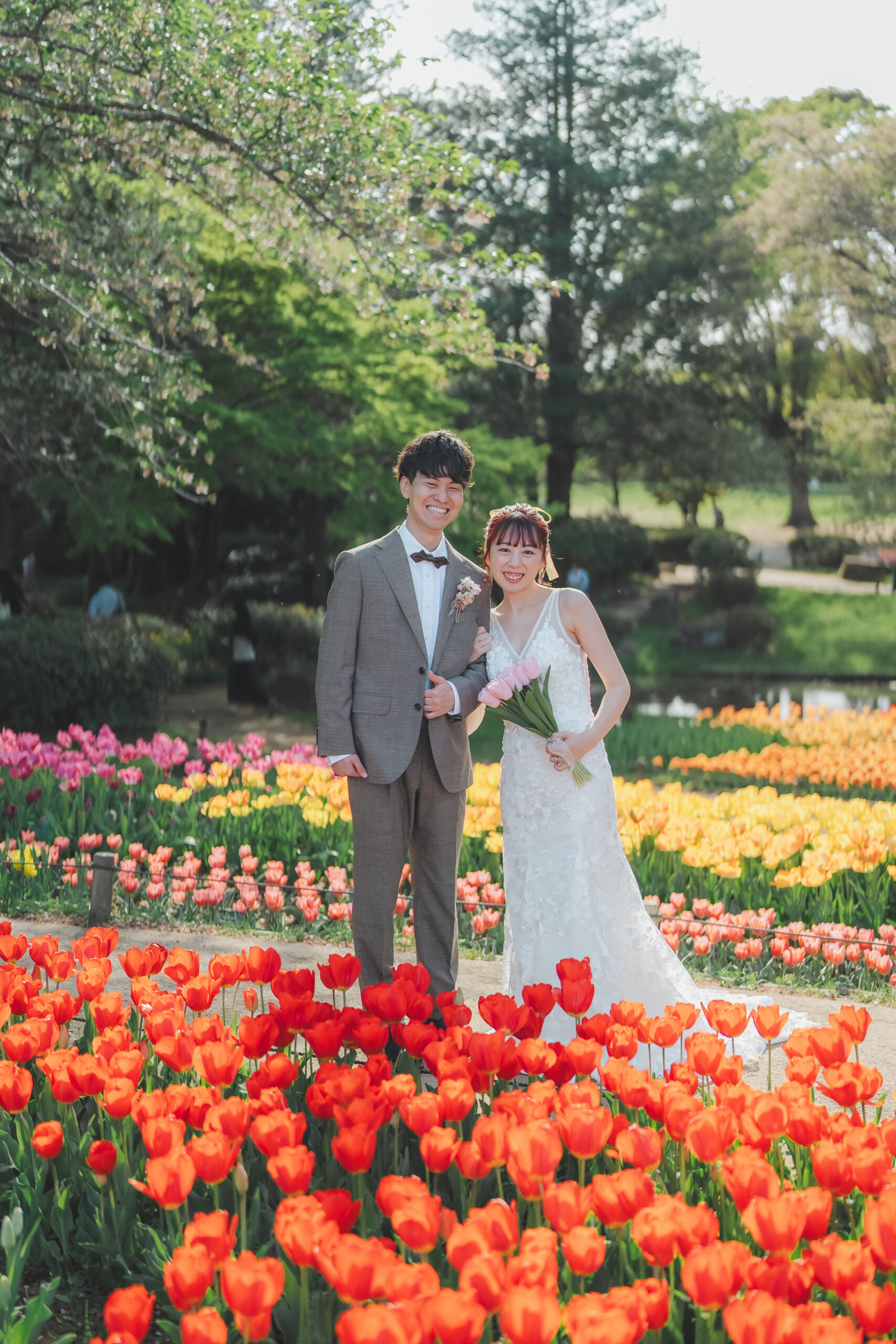 昭和記念公園で洋装撮影をする新郎新婦