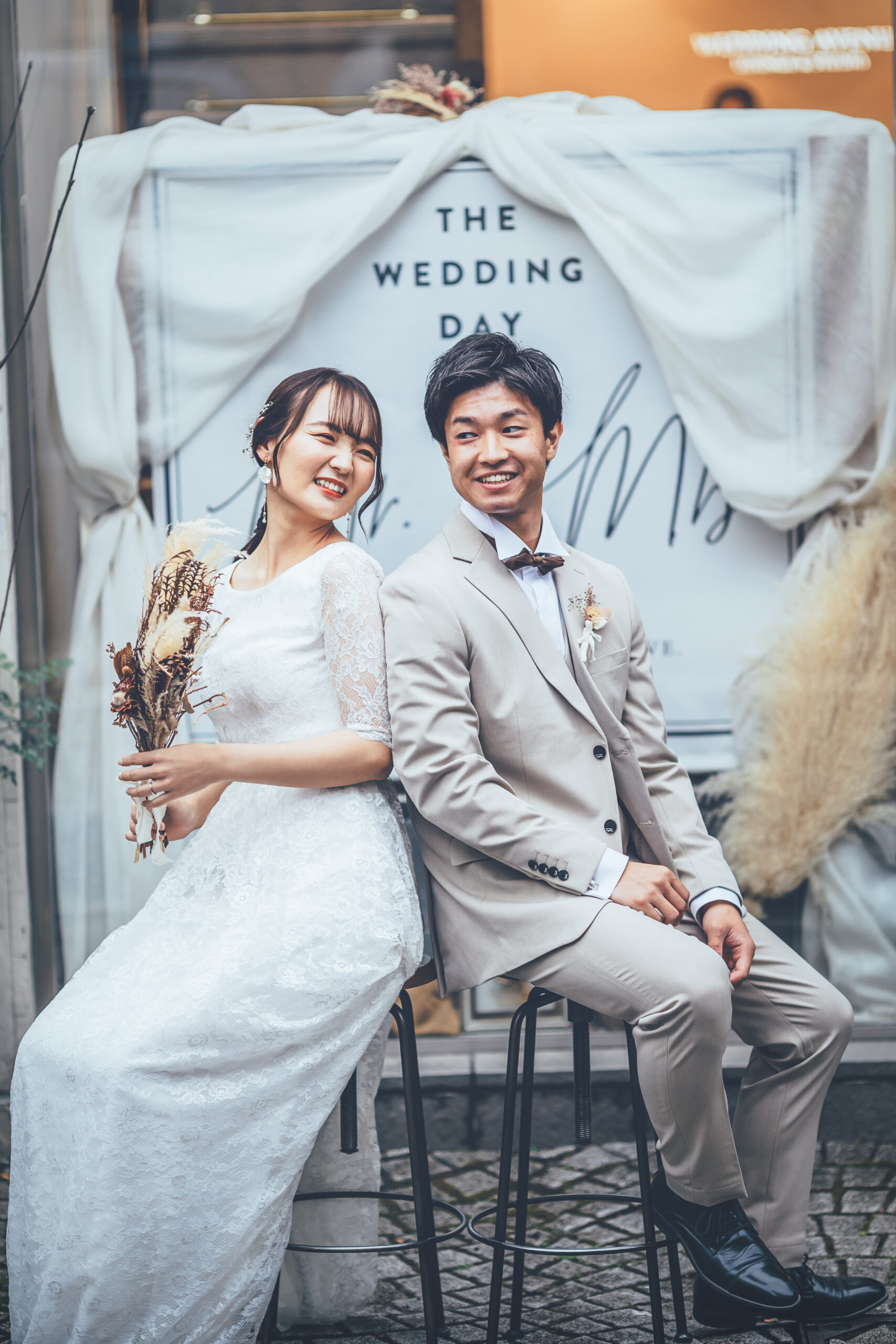 ふたりのウェディングの日を祝う、Mr. & Mrs.へメッセージフラッグ