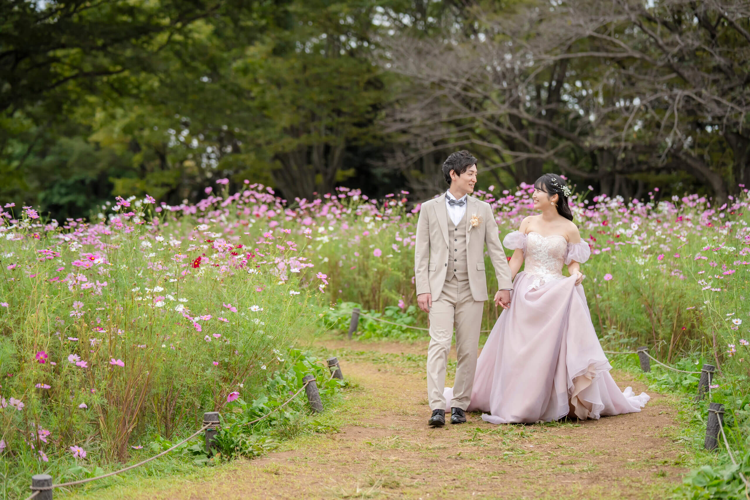 昭和記念公園での洋装前撮り当日の流れイメージ、スタジオでのヘアメイク・着付けから広大な花の丘や各スポットでの撮影まで
