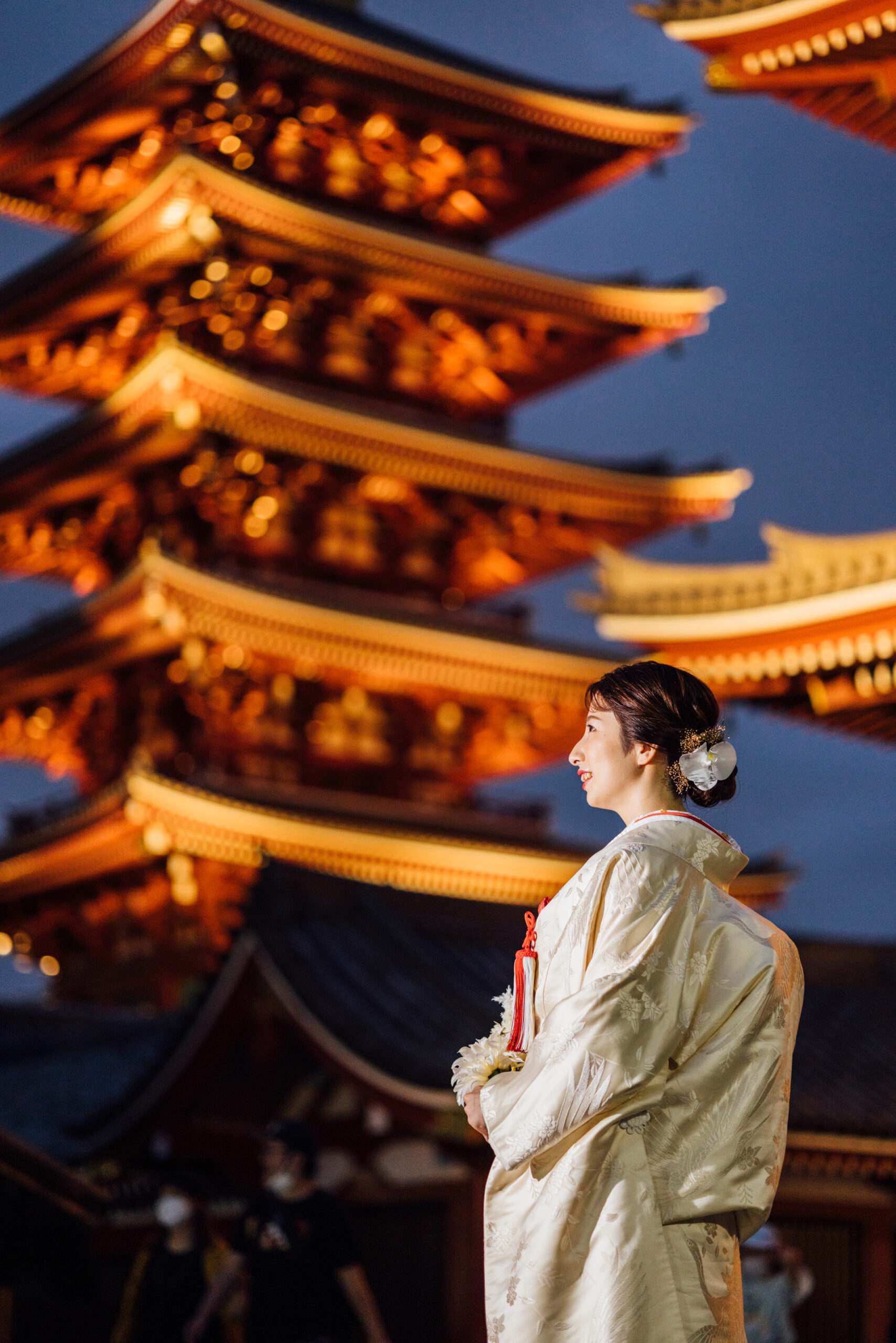 浅草寺境内・五重塔での和装前撮り実例、歴史ある五重塔を背景に和装姿のカップルが凛とたたずむ格調ある一枚