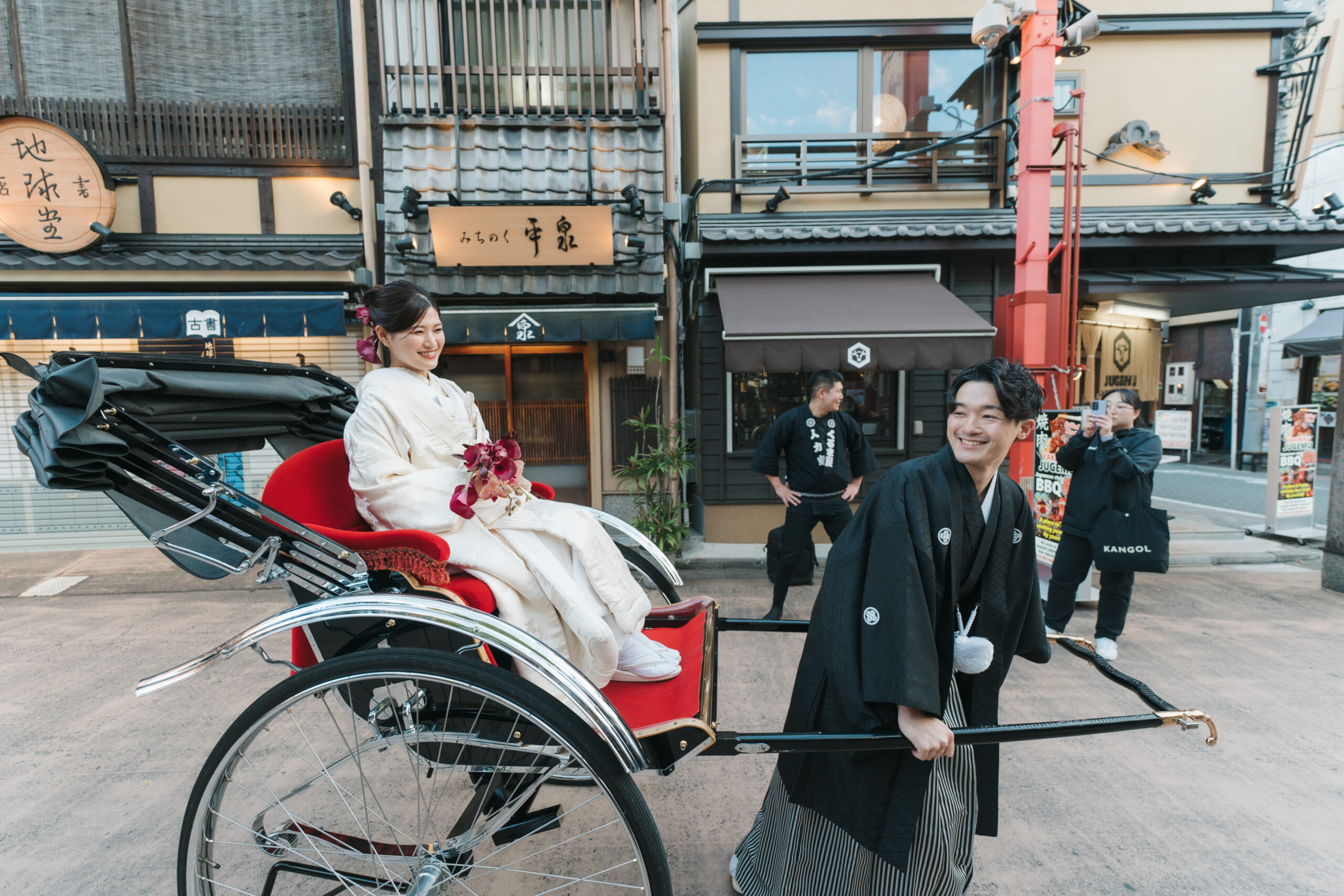 浅草での人力車と裏路地の和装前撮り実例、人力車に乗った和装姿と下町情緒あふれる裏路地での撮影シーン
