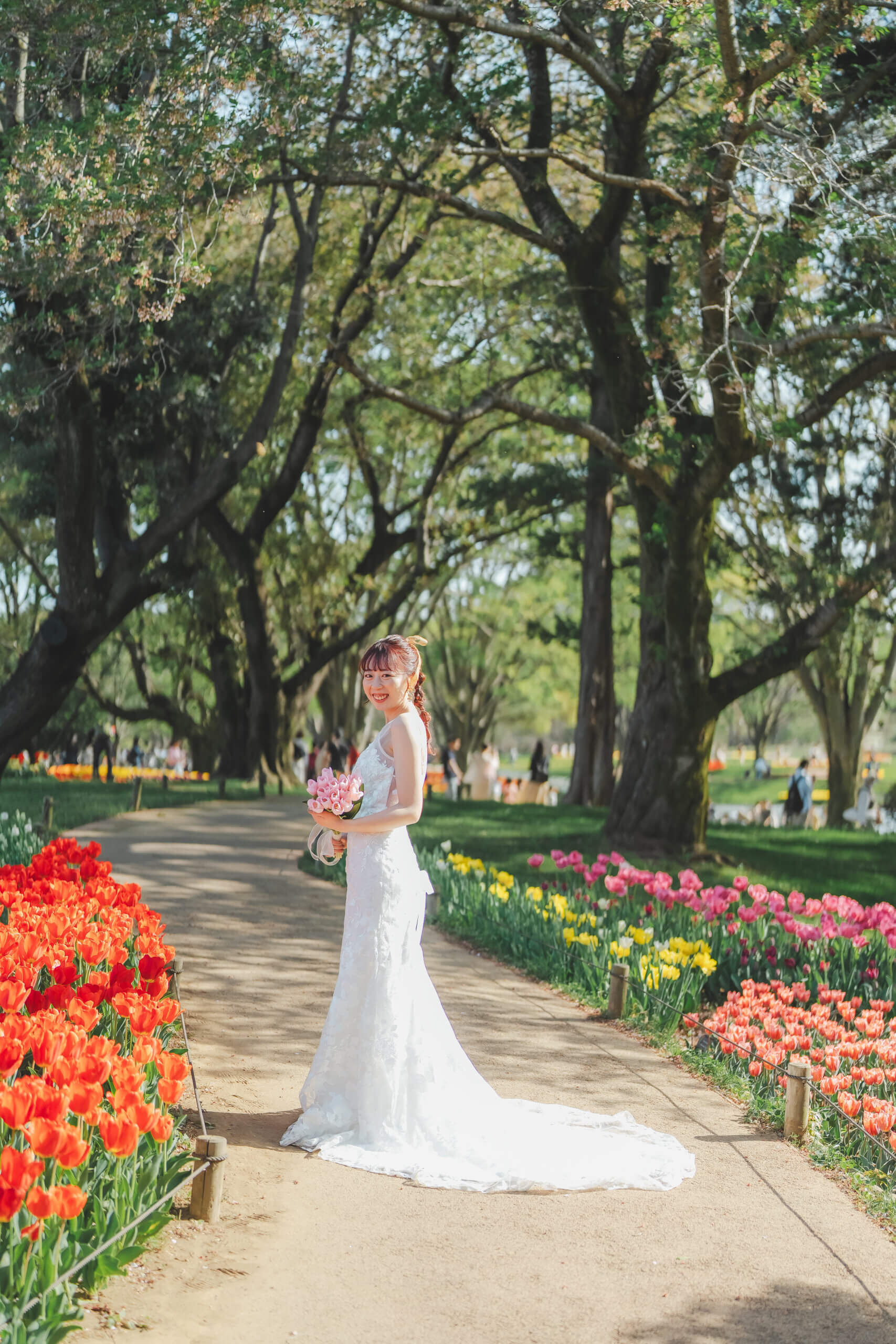 昭和記念公園での洋装前撮り実例写真コレクション、花の丘・桜の園・イチョウ並木・渓流の橋・芝生広場など各スポット・各季節での多彩な撮影カット集