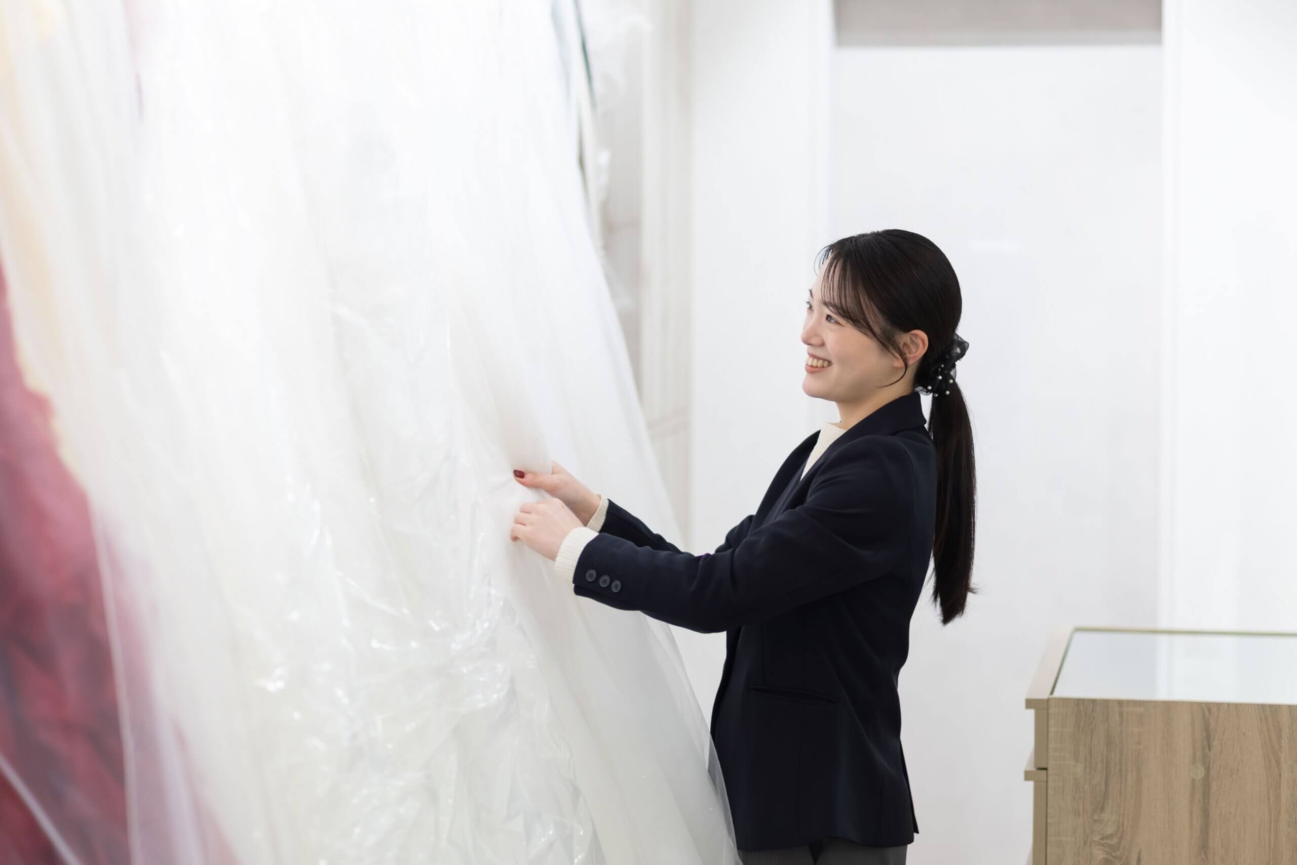 ドレスや和装が並ぶ衣装ルーム
