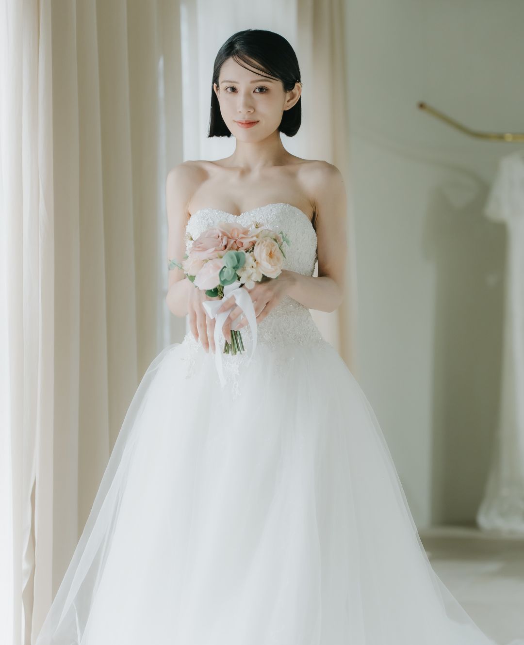 ヘアメイクアーティストにスタイリングしてもらっているシーン