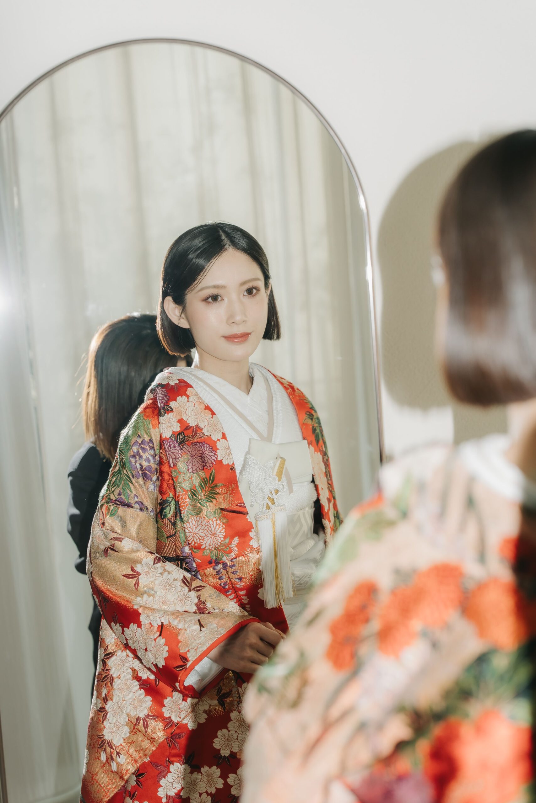 ドレスまたは和装を試着し鏡でチェックしているシーン