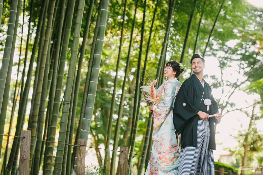 蘆花恒春園の竹林での和装前撮り別カット、竹林の奥行きを活かした消失点構図での和装カップルの歩く後ろ姿
