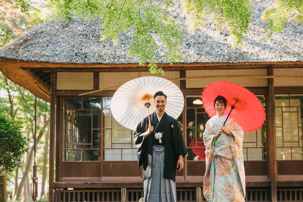 蘆花恒春園の新緑シーズンでの和装前撮り実例、みずみずしい初夏の緑と和装姿のカップルが美しく調和した清々しい一枚