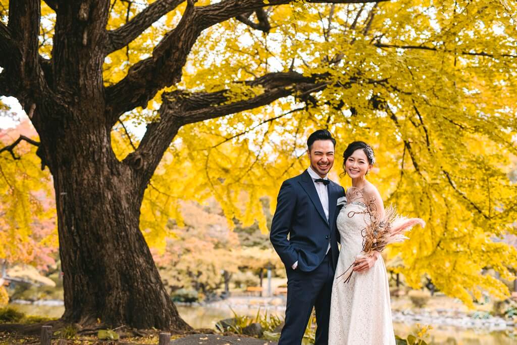 日比谷公園の紅葉シーズンでの洋装前撮り実例、赤・橙・黄の紅葉と白いドレスが映える都心の秋らしい印象的な一枚