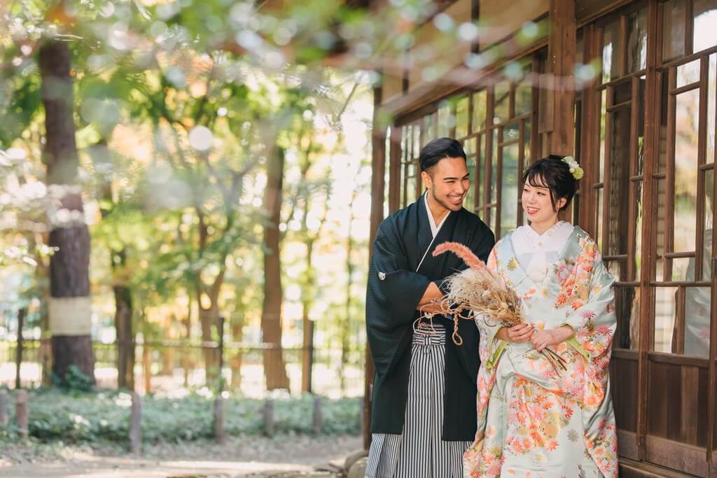 蘆花恒春園の徳冨蘆花旧宅縁側での和装前撮り実例、縁側に並んで座るふたりの自然な表情が印象的な一枚