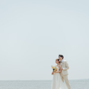 新郎新婦の前撮り撮影より 海と緑に囲まれて残す、おふたりらしいウェディングフォト