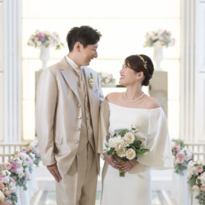 新郎新婦の前撮り撮影より 白とバラに包まれて。心に残るチャペルフォトウェディング