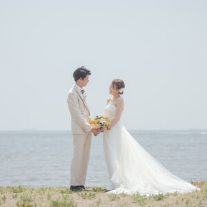 海と緑に囲まれて残す、おふたりらしいウェディングフォト の結婚写真・前撮りカット
